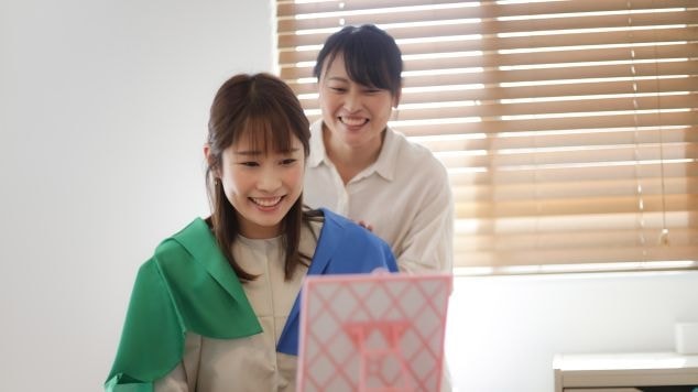 Mulher fazendo consultoria com um profissional de coloração pessoal.