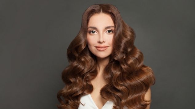 Mulher com cabelo castanho acobreado. 