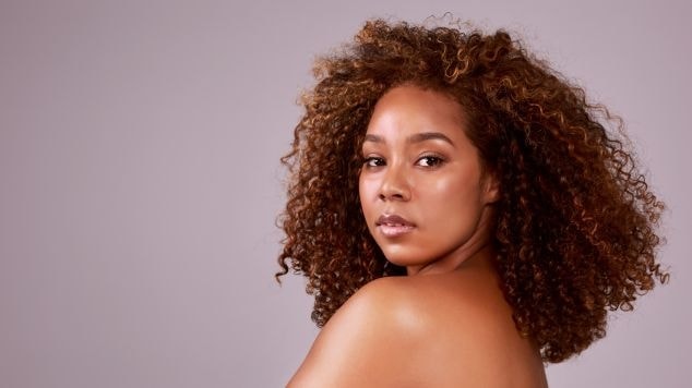 Mulher negra com cabelo chocolate acobreado.