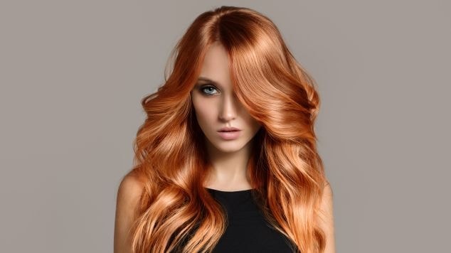 Mulher com cabelo ruivo acobreado.