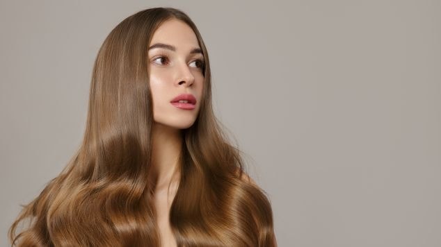 Mulher olhando para o lado direto com a boca entreaberta.