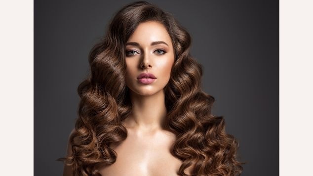 Mulher com cabelo cor de mel frio.