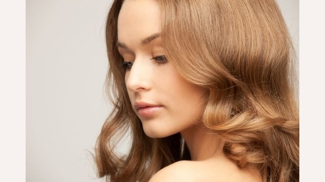 Mulher olhando para o lado esquerdo por cima do ombro. 