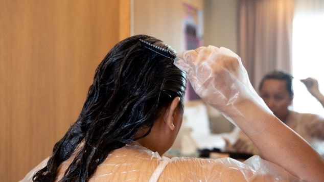 Mulher opta por pintar o cabelo em casa e fazer mechas para disfarçar cabelo branco em morenas