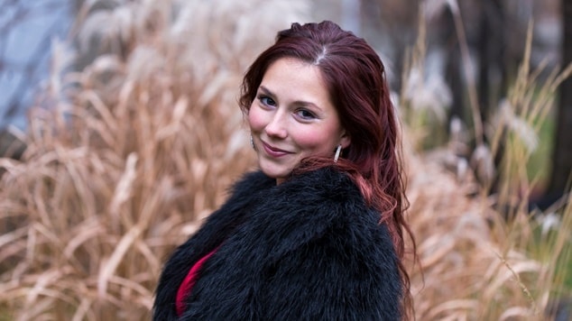 Mulher com cabelo acaju deslumbrante