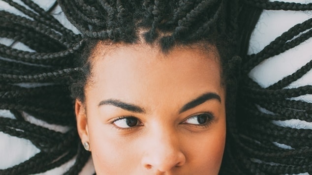 Rosto e cabelo de uma garota que usa trança gypsy braids