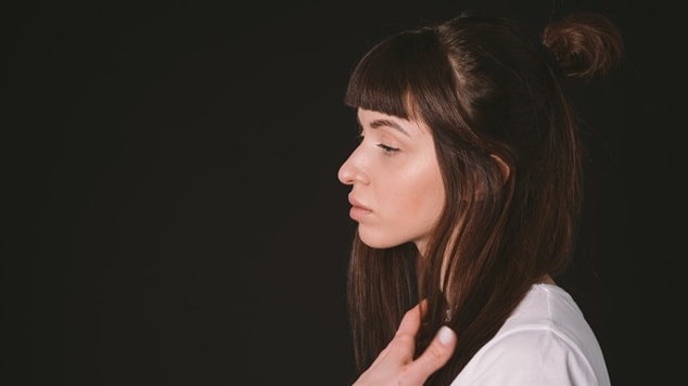 Mulher com coque half bun no cabelo.