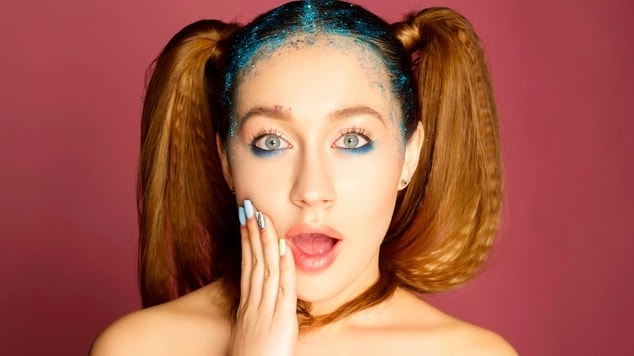 Menina com glitter no cabelo para penteado de carnaval.