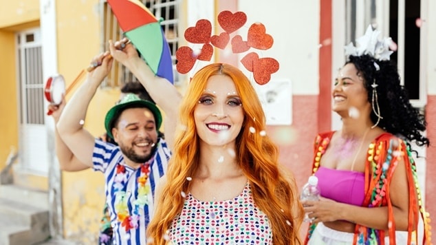 Mulher com penteado de carnaval nos fios ruivos