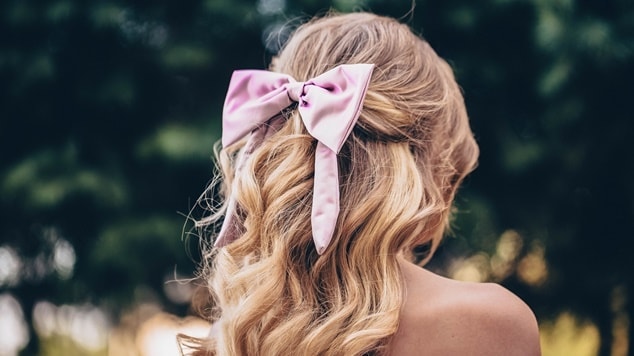 Mulher usando fita no cabelo para o carnaval.