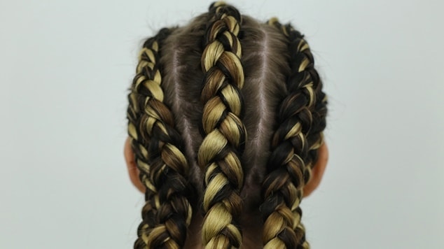 Menina com trança boxeadora e mechas loiras.