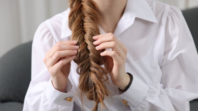 Mulher com trança embutida lateral.