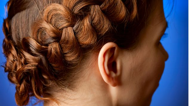 Garota ruiva com trança lateral.