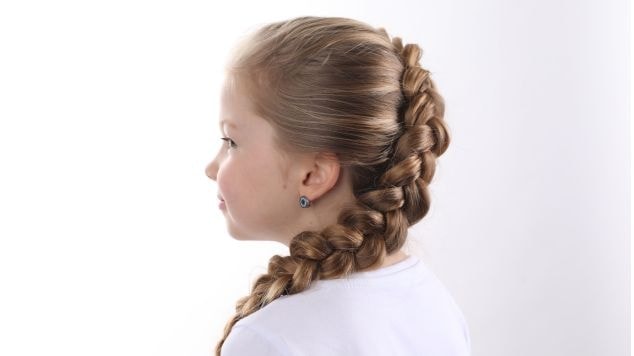 Garota loira com trança embutida de lado.