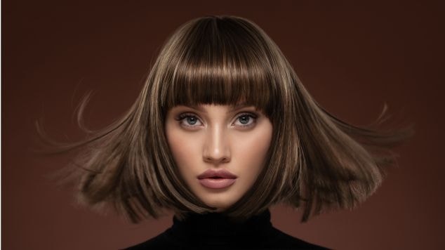 Mulher com cabelo curto tendência 2025.