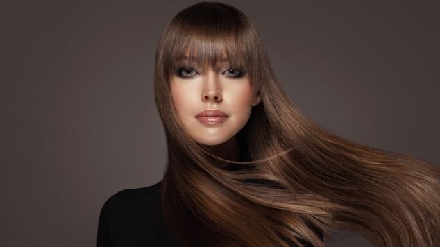 Mulher com cabelo longo castanho tendência 2025.