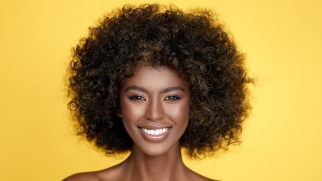 Mulher negra com cabelo médio tendência 2025.