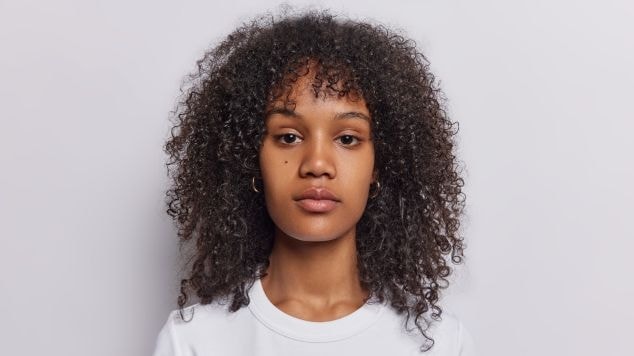 Mulher com cabelo cacheado shaggy hair médio.