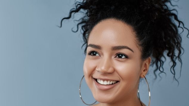 Garota com cabelo cacheado em transição capilar