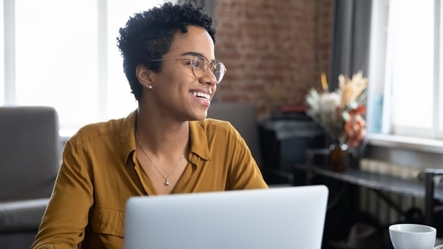 Mulher com cabelo cacheado opta pelo corte big chop afro curto para sua transição capilar