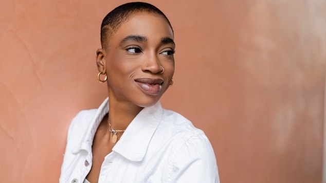 Mulher com cabelo crespo escolhe o corte big chop buzz cut para sua transição capilar