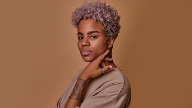 Mulher negra opta pelo corte big chop tapered cut para a transição capilar