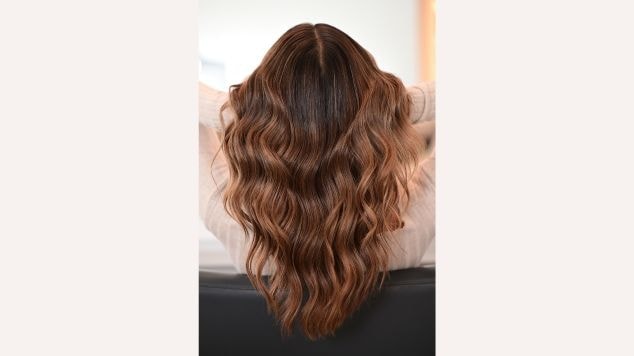 Foto de cabelo longo com mechas caramelo em base escura