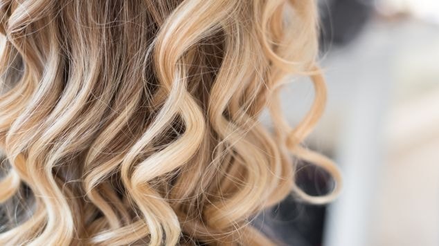 Foto de mechas no cabelo loiro e de textura ondulada