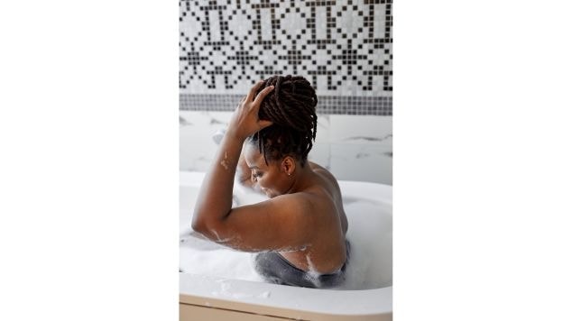 Mulher negra toma os cuidados adequados para manter suas tranças com cachos