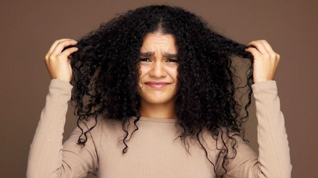 Mulher destaca seu incômodo com seu cabelo com frizz