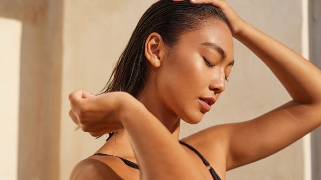 Mulher realiza o tratamento com recarga de queratina para fortalecer os fios.