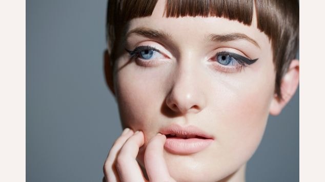 Mulher caucasiana com uma franja curta chamada de baby bangs ou franja baby