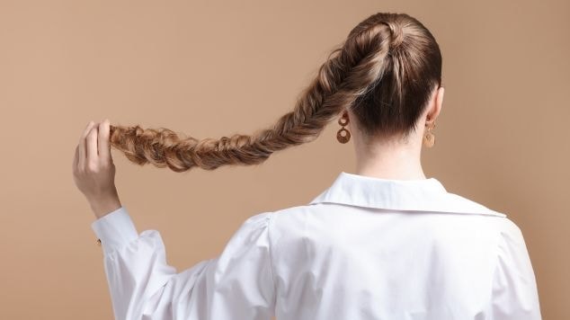 Mulher com os fios longos arrumados em tranças no cabelo para o Carnaval.