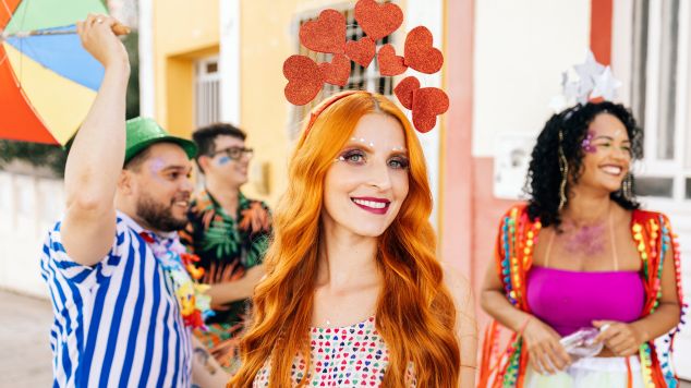 Mulher ruiva com penteado para o Carnaval e festas com acessórios no cabelo.