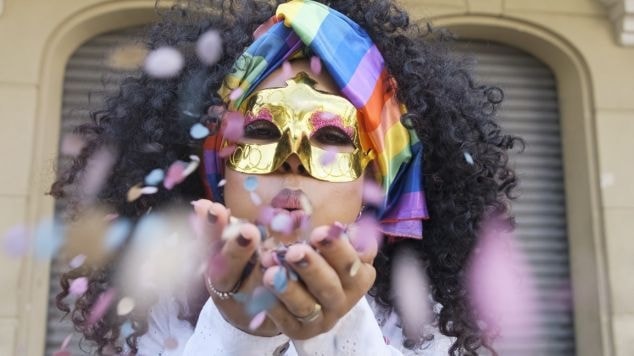 Mulher negra com cabelo preto e penteado para o Carnaval