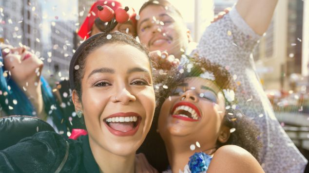Mulher latina com amigos se divertindo em uma festa de Carnaval