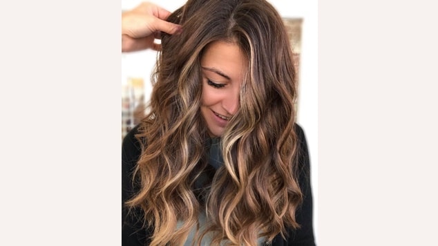 Cabelo castanho com mechas acinzentadas