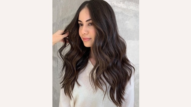 Cabelo longo na tonalidade castanho escuro