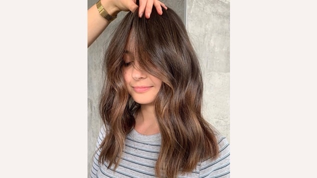 Cabelo castanho iluminado com mechas claras