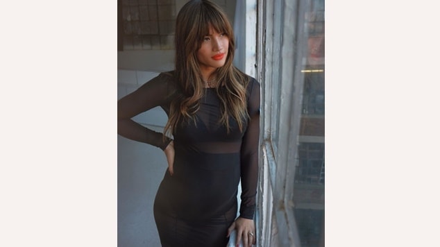 Cabelo cacheado com mechas loiras