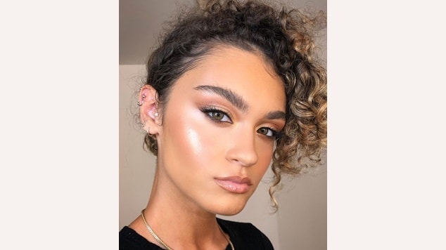 Cabelo cacheado com mechas loiras