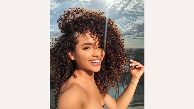 Cabelo castanho cacheado iluminado