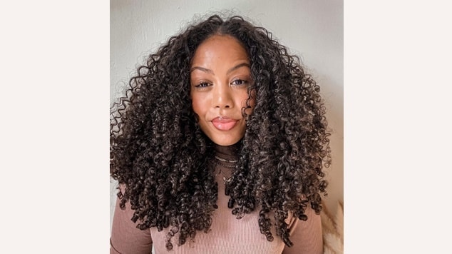 Cabelo cacheado médio com volume