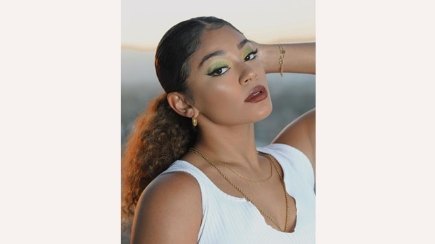 Penteado no cabelo cacheado