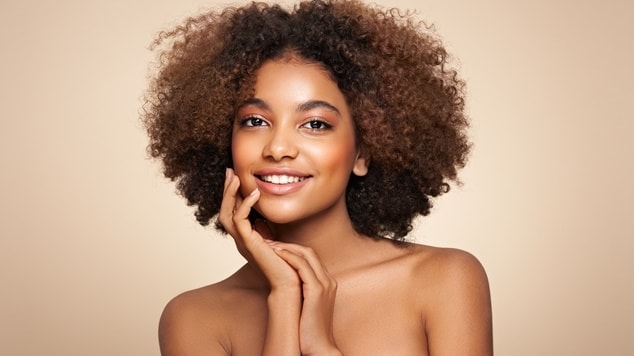 Cabelo cacheado com tonalidade loiro escuro