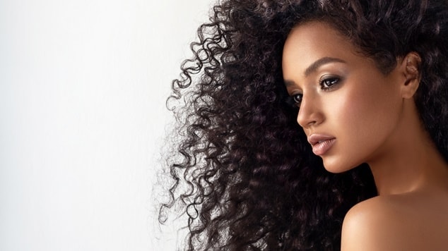 Cabelo cacheado pretos combinam com muitos tons