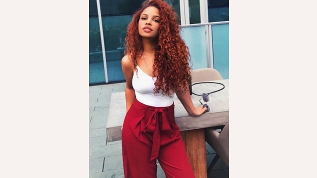 Cabelo cacheado ruivo que combinam com morenas