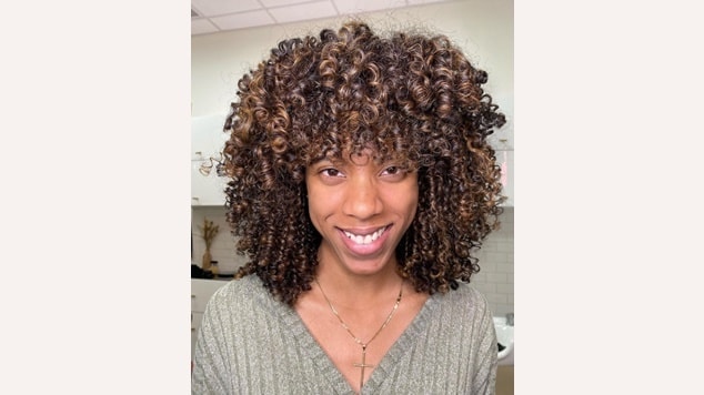 Cabelo com mechas douradas