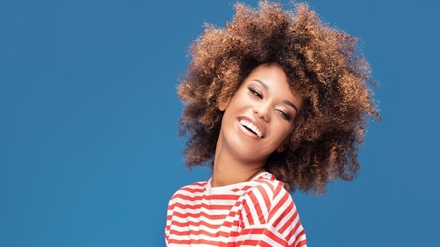 Morena iluminada cacheada: veja o antes e depois