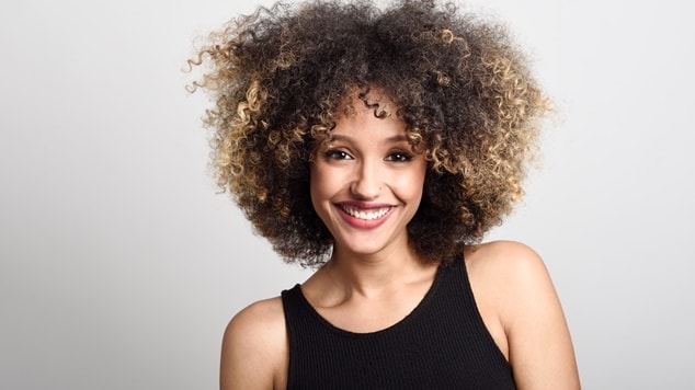 Corte de cabelos cacheados ajuda com volume no cabelo